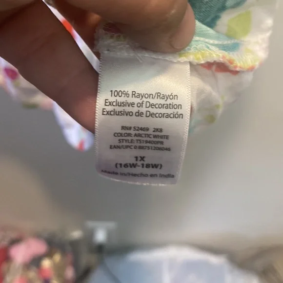 Terra & Sky Size 1XL Floral top with bell sleeves and smocking around the neck - Picture 6 of 6